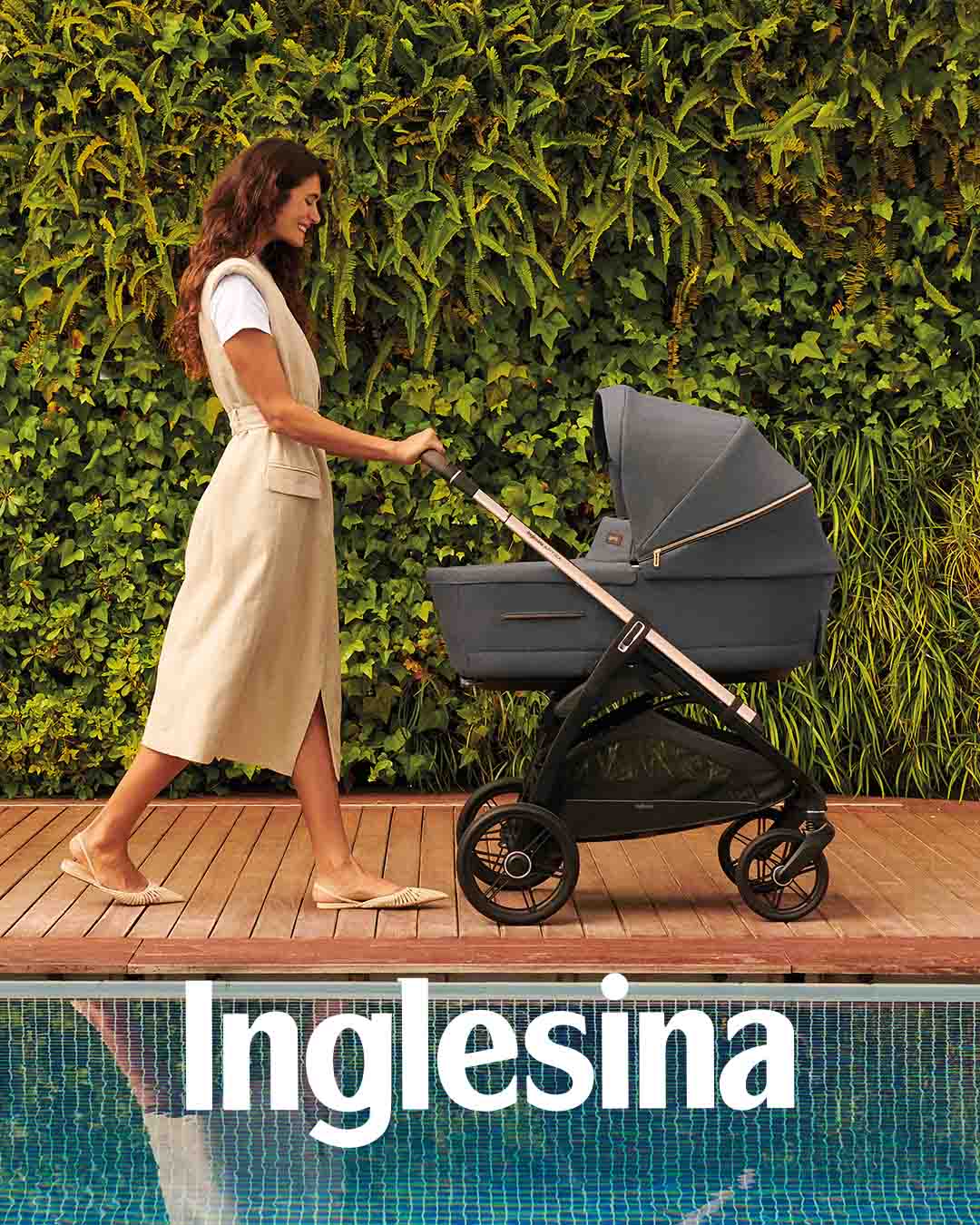 mama paseando un elegante carrito inglesina Aptica con capazo